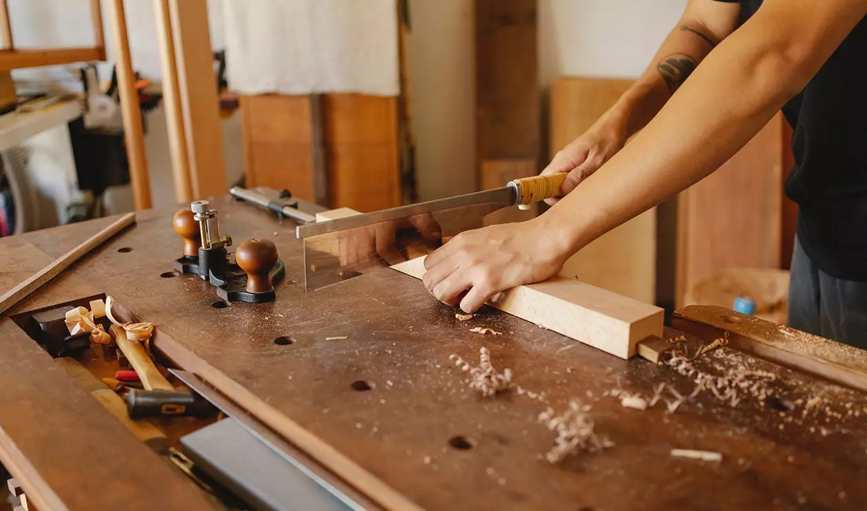 carpintero cortando Muebles a medida Segovia