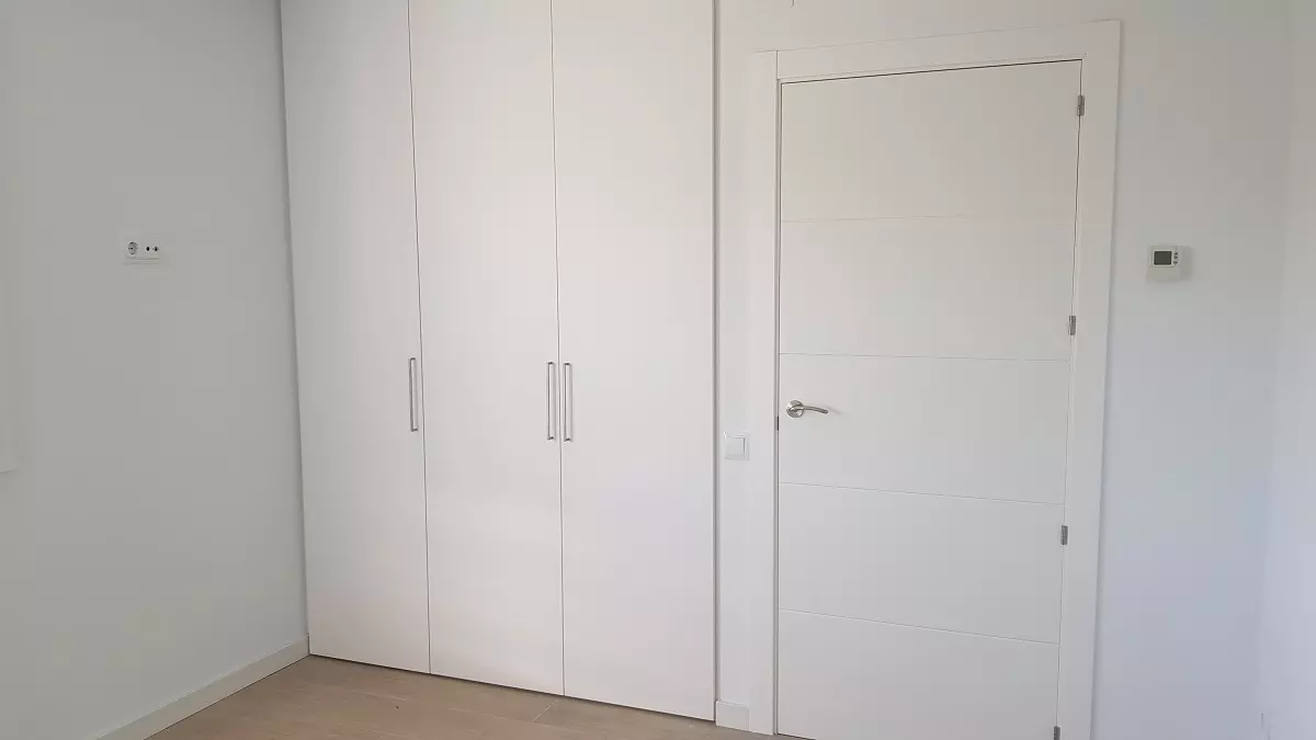 puerta y armarios empotrados blancos Armarios empotrados Segovia